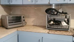 Jordanian family hosting的厨房柜台配有烤面包机和微波炉