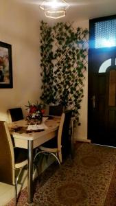Jordanian family hosting的配有桌椅的房间和植物墙