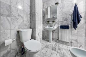 伦敦Apartment in Marylebone的白色的浴室设有卫生间和水槽。