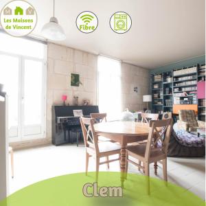 阿尔勒Clem - Appartement dans le coeur d'Arles的一间带桌椅和钢琴的用餐室