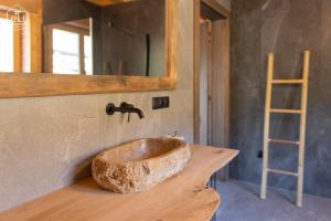 穆希纳Lelu Spa&Natura的一间带木制水槽和镜子的浴室