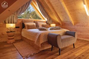 穆希纳Lelu Spa&Natura的卧室配有床、椅子和窗户。