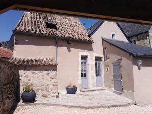 BaugéGîte Baugé en Anjou, 5 pièces, 6 personnes - FR-1-622-29的一座带石头建筑的古老房子