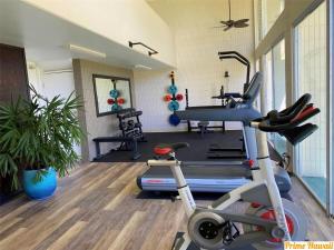 HauulaNew Beachfront Condo的健身房设有跑步机和健身自行车