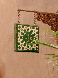 马拉喀什IZZA Marrakech的挂在墙上的绿色和白色瓷砖