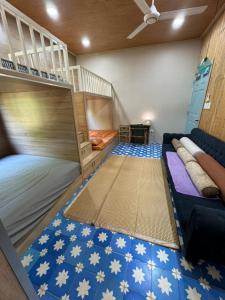 永隆cinderella home stay的客房设有两张双层床和梯子