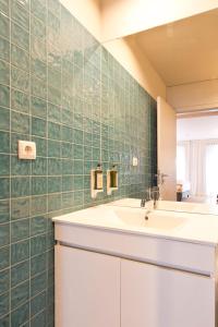 波尔图RVA居斯塔夫埃菲尔公寓的一间带水槽和镜子的浴室