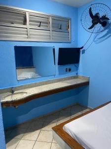 贝洛奥里藏特Hotel Angely的客房设有带风扇的蓝色墙壁。