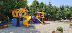 Arpaşu de Sus帕斯特拉瓦利亚阿伯塔度假村的一个带两个游戏结构及滑梯的游乐场