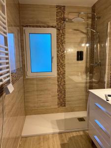 塞拉内华达Primavera Premium Sierra Nevada 4的带淋浴的浴室和窗户