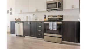 路易斯威尔Stunning Nulu 1BR CozySuites Unit 03的厨房配有炉灶和微波炉。