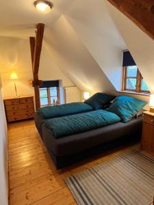 Tümlauer KoogKastanienhof的一间卧室配有一张带蓝色枕头的床