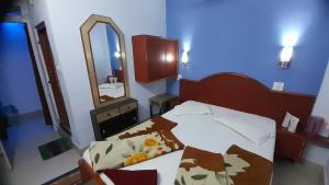 穆扎夫法尔普尔Hotel swapanlok, Couple Friendly Hotel的一间小卧室,配有一张床和镜子