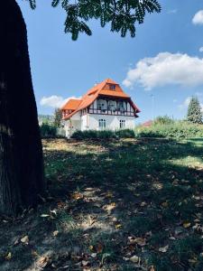 捷克特热博瓦Ubytování Javorka的山坡上一座白色房子,屋顶橙色