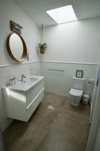 埃尔戈尔福Apartamento Valeron的白色的浴室设有水槽和卫生间。
