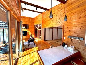 北轻井泽ＨARUNA VILLA 浅間山麓、貸切コテージ、アクセス抜群的一间铺有木地板的客房,设有木墙