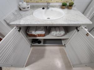 卡马斯Precioso apartamento en Sevilla.的浴室设有水槽和鞋底台面