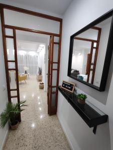 卡马斯Precioso apartamento en Sevilla.的墙上带镜子的走廊