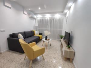 卡马斯Precioso apartamento en Sevilla.的带沙发和电视的客厅