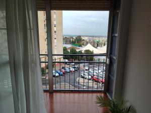 卡马斯Precioso apartamento en Sevilla.的从窗口可欣赏到停车场的景色