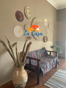 马萨阿拉姆La Casa Guest House的客厅配有沙发和壁板