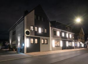 Edingen-NeckarhausenNeckarperle的一座建筑,晚上有灯