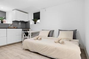 卑尔根apartment Bergen的一间白色卧室,配有床和厨房