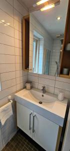 VaassenDennenhuis的一间带水槽和镜子的浴室