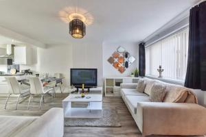 KentonCosford House - 3BR House in的带沙发和电视的白色客厅
