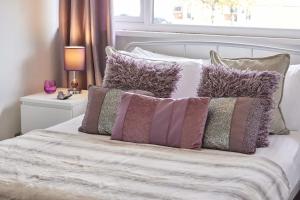 KentonCosford House - 3BR House in的一张床上有一堆枕头