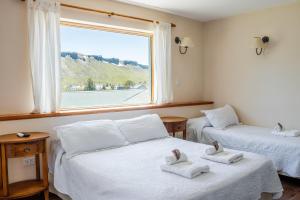 卡薇亚惠Hotel Kallfu by Nordic的一间设有两张床铺和毛巾的房间