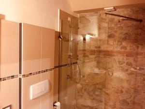MontechiarugoloPrivate Room close to Beautiful Parma的浴室里设有玻璃门淋浴