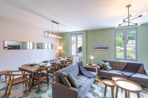 EsterreSuperbe villa familiale - 1408的客厅配有沙发和桌子