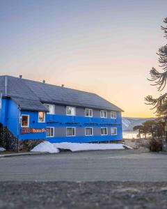 卡薇亚惠Hotel Kallfu by Nordic的蓝色的建筑,背景是海洋