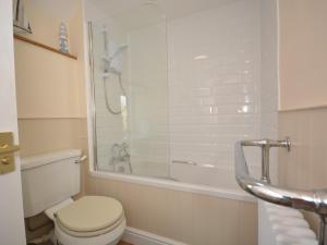 马托克3 bed in Martock 51722的白色的浴室设有卫生间和淋浴。