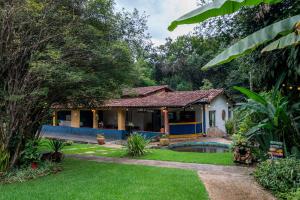 布鲁马迪纽Pousada das Brumas的庭院中带游泳池的房子