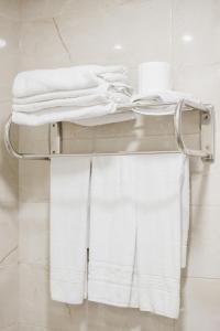 马拉加玛斯蒂尔16号旅馆的浴室毛巾架上的一组毛巾