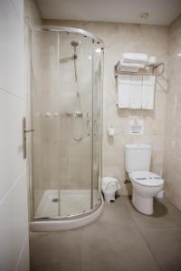 马拉加玛斯蒂尔16号旅馆的带淋浴和卫生间的浴室