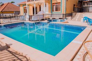 基加利Kigali Homes Villa的一座房子前面的蓝色海水游泳池