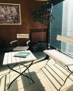 普里瓦尚米特酒店的房间里的两张椅子和一张桌子