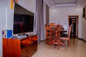 基加利Kigali homes Rwanda的客厅配有书桌和桌椅