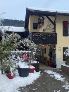 Buttes罗贝拉之家酒店的雪中,房子前面有树木
