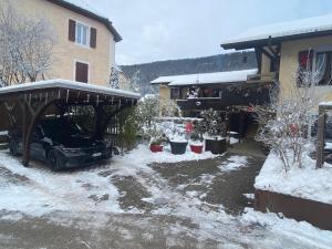 Buttes罗贝拉之家酒店的雪中停在房子前面的汽车