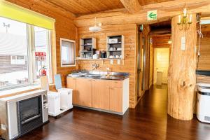 Topetsuゲストハウス風の丘的客房内设有带水槽和炉灶的厨房