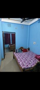 德奥加尔MAA MANSHA GUEST HOUSE的一间蓝色客房,房间内设有一张床
