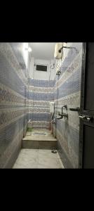 德奥加尔MAA MANSHA GUEST HOUSE的一间带瓷砖墙壁和卫生间的浴室