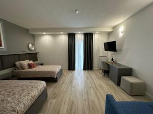 莱什Evergreen Laguna Vain-Lezhe的酒店客房配有两张床和一张书桌