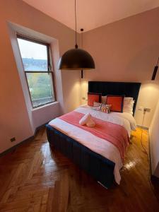 格拉斯哥Stunning 1 bed Apt in West End的一间卧室设有一张大床和大窗户