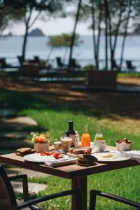 圣玛丽亚纳瓦雷兰希亚度假酒店的一张野餐桌,上面有食物和饮料