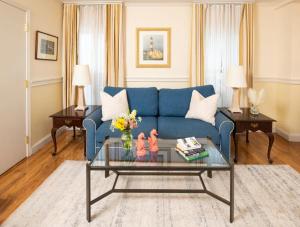 纽波特纽波特美洲帆船旅馆的客厅配有蓝色的沙发和桌子